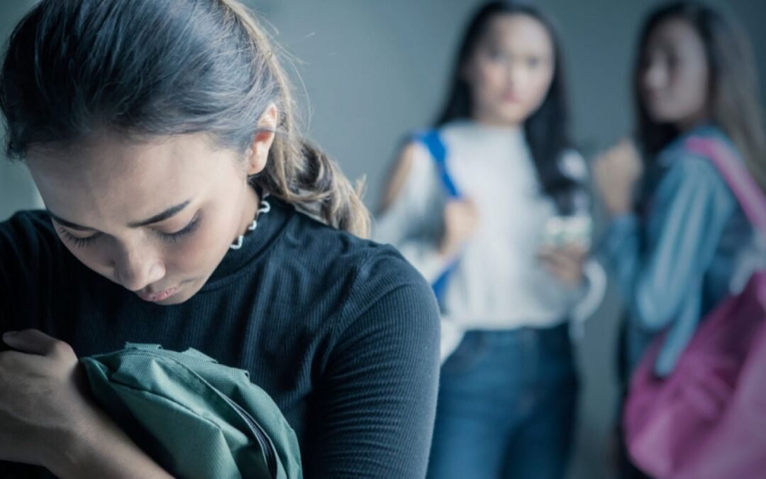 Cómo moderan los amigos la asociación entre el acoso escolar y los problemas para dormir