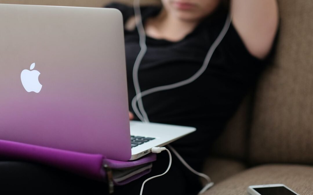 Las redes sociales suelen hacer que los adolescentes se sientan aún más solos