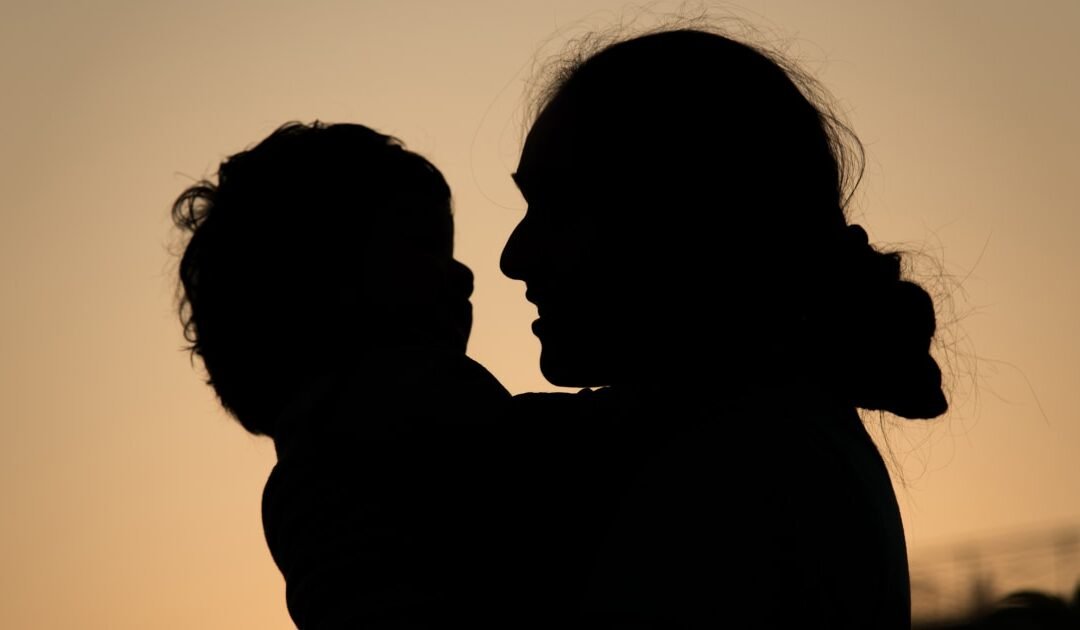 ¿Qué es la psicosis posparto?  Una rara condición llama la atención tras los asesinatos de tres niños en Massachusetts