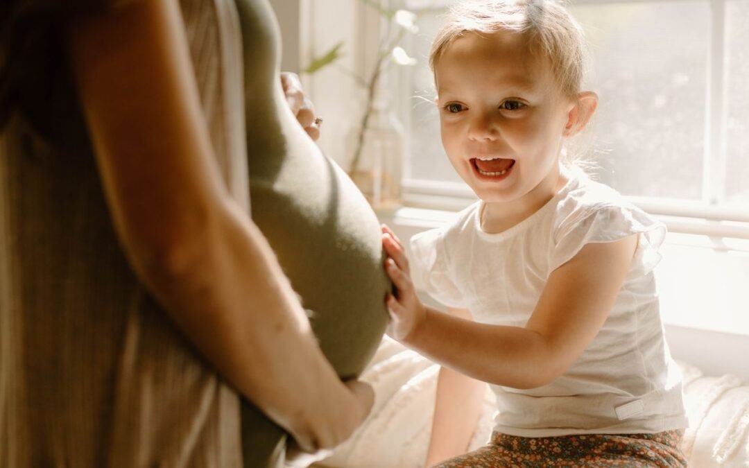 Cómo ayudar a su hijo mayor antes de que nazca el bebé